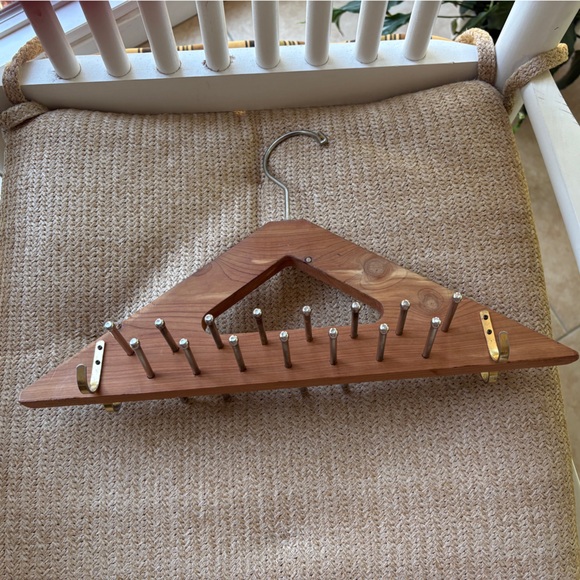 Brookstone Scarf or belt hanger- great condition - Picture 2 of 2